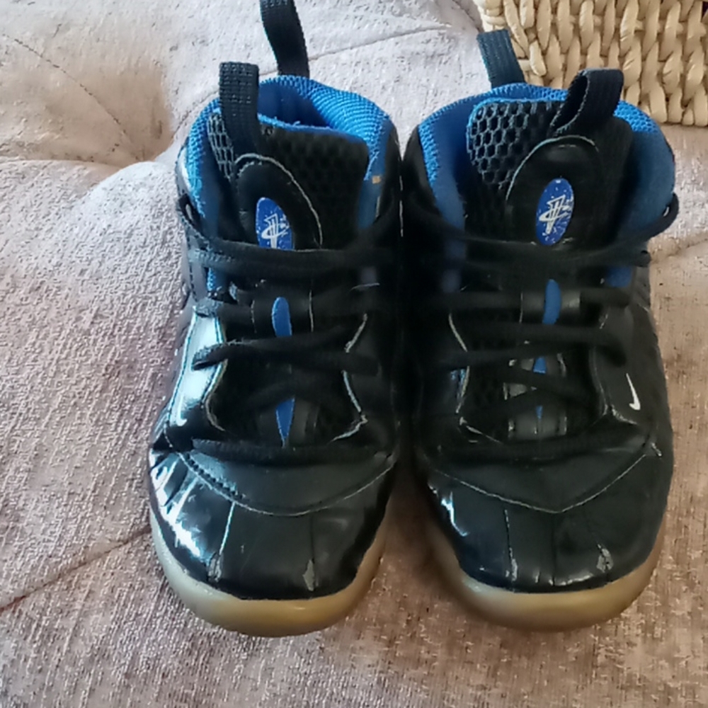 Boys tennis shoes